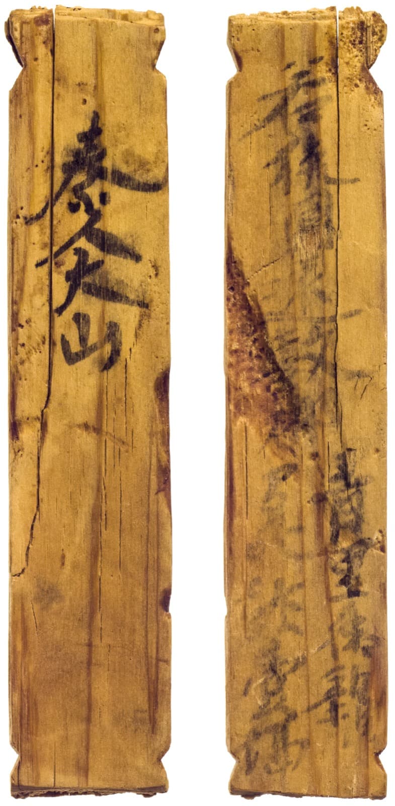 奈良時代の木簡。細長い2枚の板の写真で、右の面に墨の字が縦に並ぶ